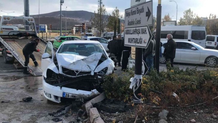 Elazığ'da trafik kazası: 3 yaralı