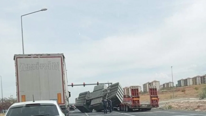 Elazığ'da trafo yüklü tır yan yattı