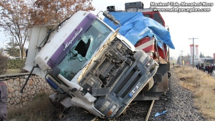 Elazığ'da tren, çarptığı tırı 100 metre sürükledi: 5  yaralı