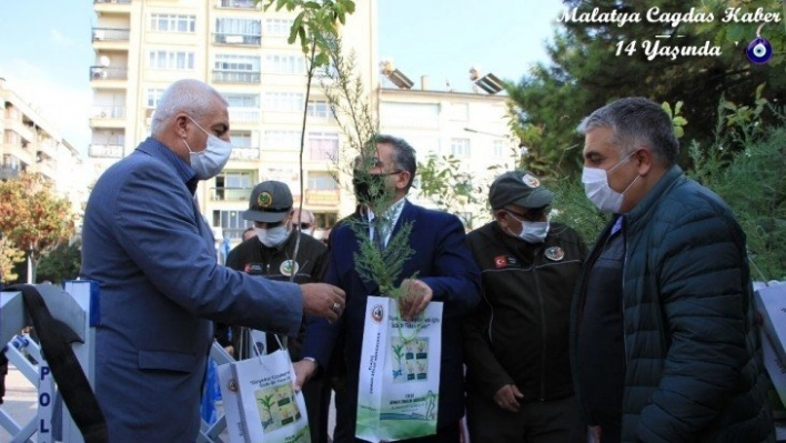 Elazığ'da vatandaşlara 10 bin adet ücretsiz fidan dağıtıldı