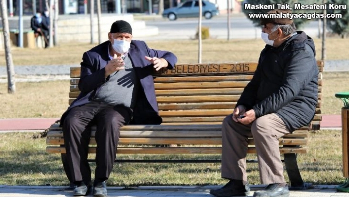 Yaşlı ve gençler, bahar havasının tadını çıkardı