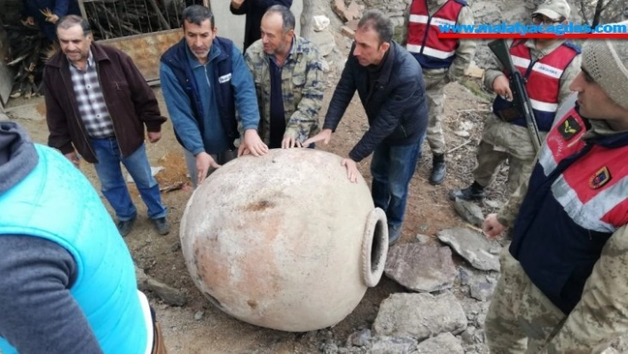 Elazığ'da yıkılacak evden 700 yıllık 'Tahıl Küpleri' çıktı