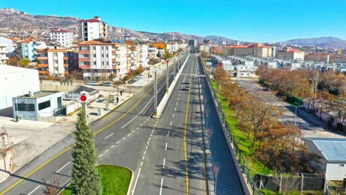 Elazığ'da yol genişletme çalışmaları sürüyor