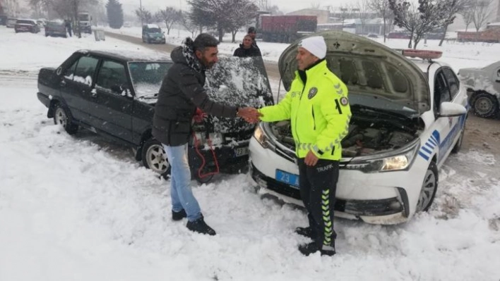 Elazığ'da yolda kalan sürücülerin imdadına polis ekipleri koştu