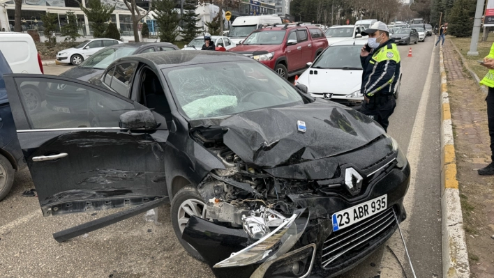 Elazığ'da zincirleme trafik kazasında 2 kişi yaralandı