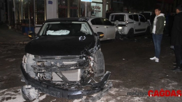 Elazığ'da zincirleme trafik kazası:4 yaralı