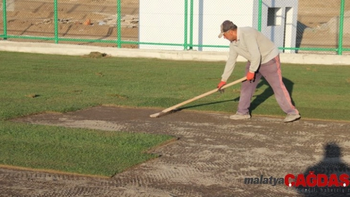 Elazığ Doğukent Stadına çim serimi yapıldı