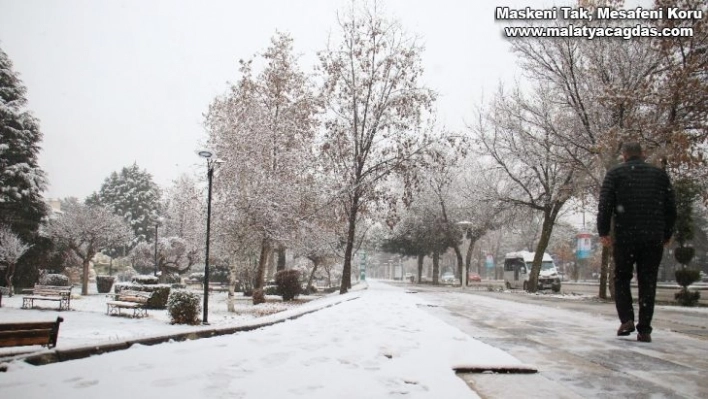 Elazığ güne karla uyandı