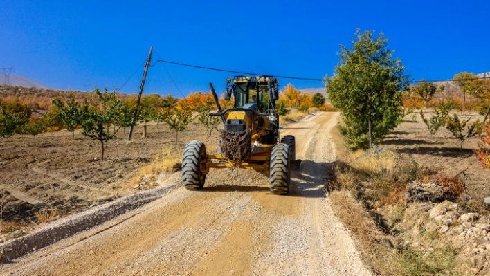 Akçadağ'da yol yapım çalışmaları sürüyor