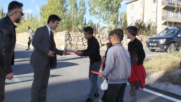 Kaymakam Öztürk çocukları sevindirdi