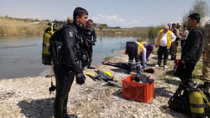 Balık tutmak için girdiği çayda boğuldu