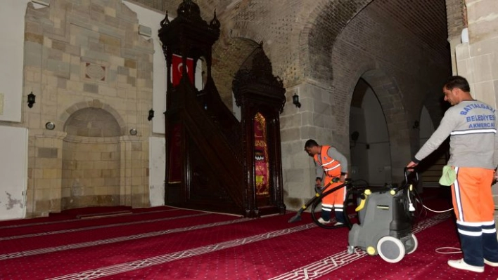 Battalgazi Belediyesinden cami temizliği