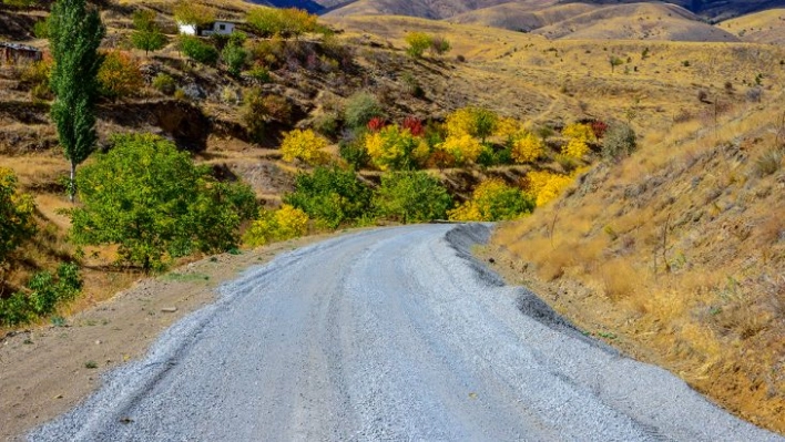 Hekimhan'da yol çalışmaları devam ediyor