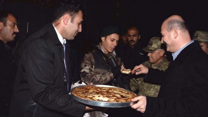 Bakan Soylu'dan nöbetteki polislere börek ikramı