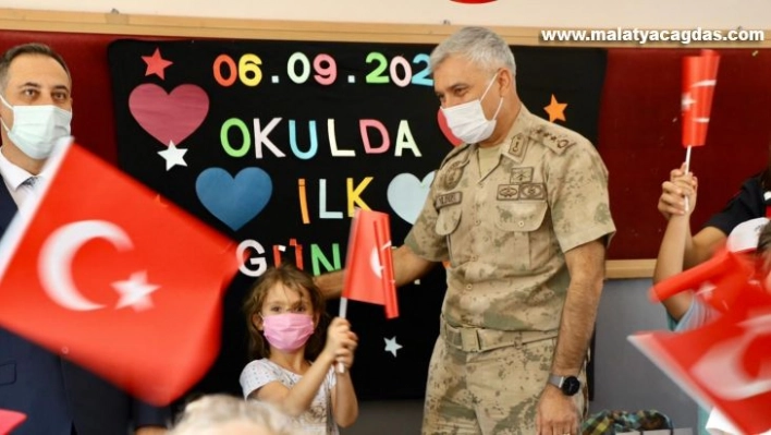 Yıldız, minik öğrencilerin heyecanına ortak oldu