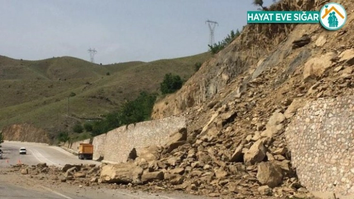 Elazığ-Keban yolunda heyelan, kaya parçaları yolu kapattı