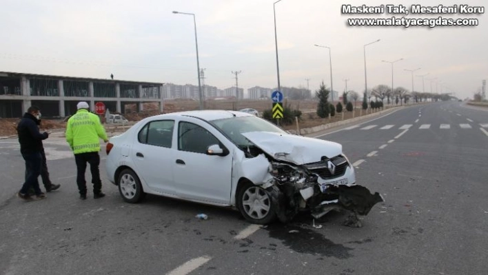 Elazığ otomobil ile transit çarpıştı: 3 yaralı