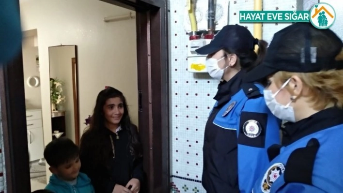 Elazığ polisinden, çocuklara kitap servisi