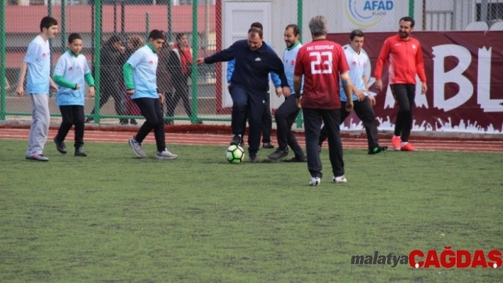 Elazığ protokolü, özel bireylerle futbol oynadı