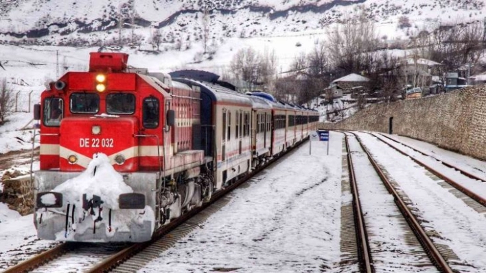 Elazığ-Tatvan arası tren yolculuğundan muhteşem kış manzaraları