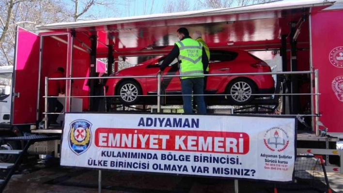 Emniyet kemeri takmayan sürücülere kaza anları simülatör ile gösterildi