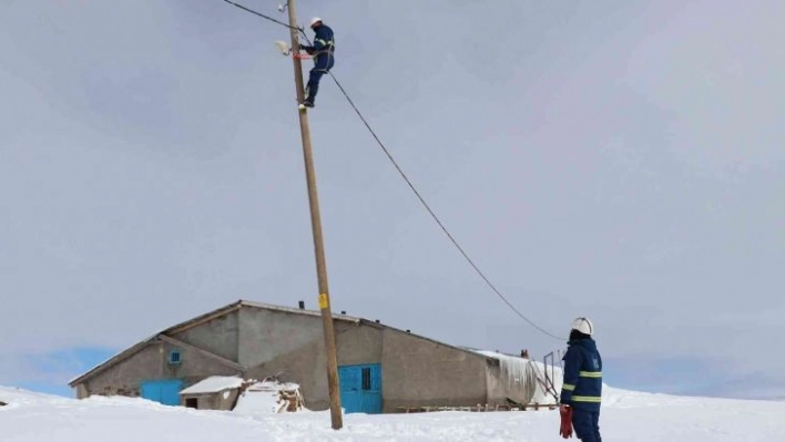 Enerji Timleri iş başında, bin 700 rakımlı köydeki arızayı böyle giderdiler