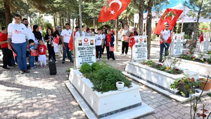 Engelsiz Yaşam Merkezi Öğrencileri Şehitliği Ziyaret Etti