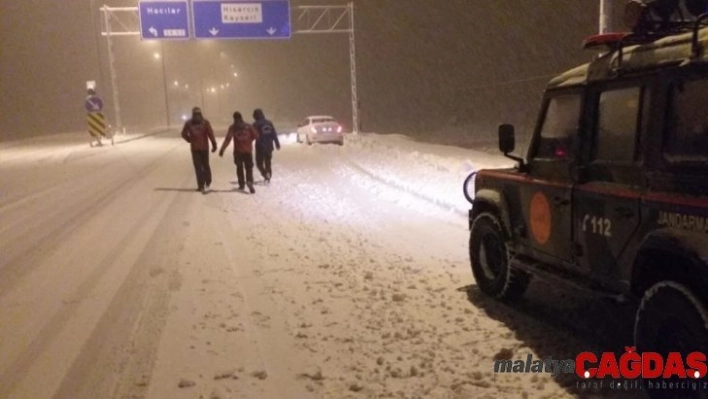 Erciyes'te mahsur kalan otomobiller kurtarıldı