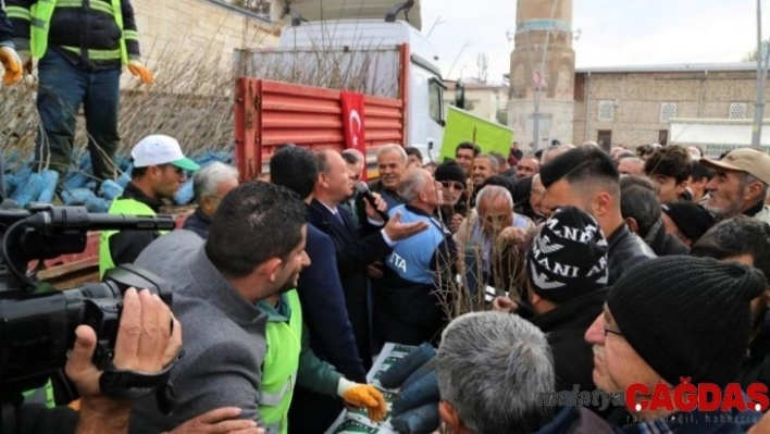 Ereğli Belediyesinden fidan dağıtımı gerçekleştirdi