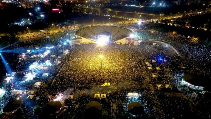 ERÜ  21. Öğrenci Bahar Şenlikleri'nde Manga grubu konser verdi