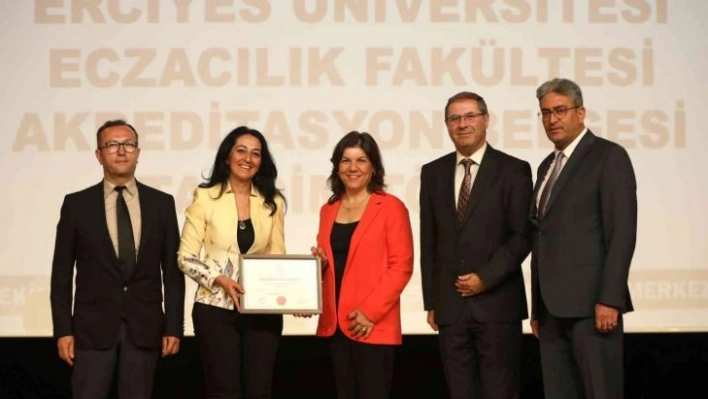 ERÜ Eczacılık Fakültesi ECZAKDER Tarafından Yeniden Akredite Edildi