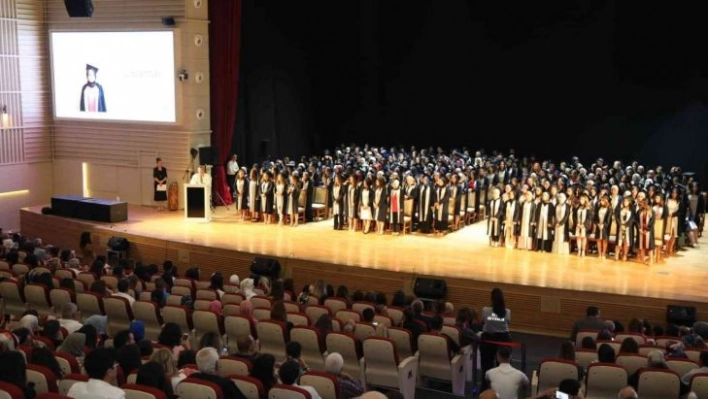 ERÜ Sağlık Bilimleri Fakültesi Yeni Mezunlarını Verdi