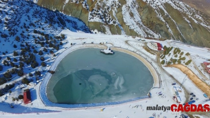 Erzincan'da donan göl kartpostallık görüntüler oluşturdu