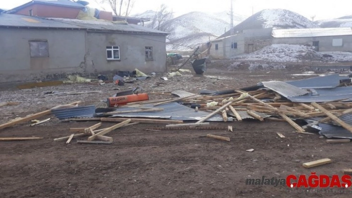 Erzincan'da kuvvetli rüzgar çok sayıda çatı uçmasına neden oldu