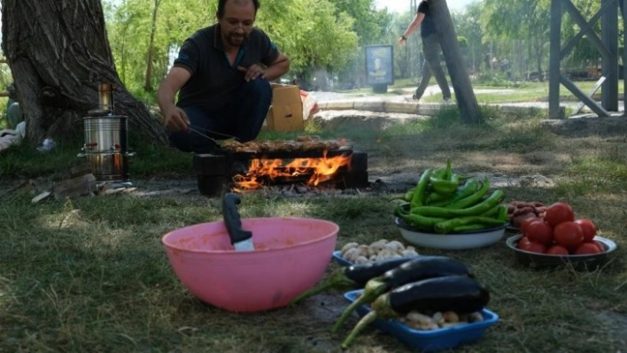 Erzincan'da sıcaktan bunalan vatandaşlar Ekşisu'ya akın ediyor