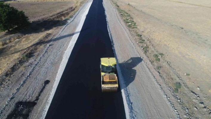 Erzincan'da sonbaharın gelmesiyle sezonun son asfalt serim çalışmaları devam ediyor