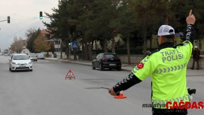 Erzincan'da trafik ekiplerinden kış lastiği denetimi