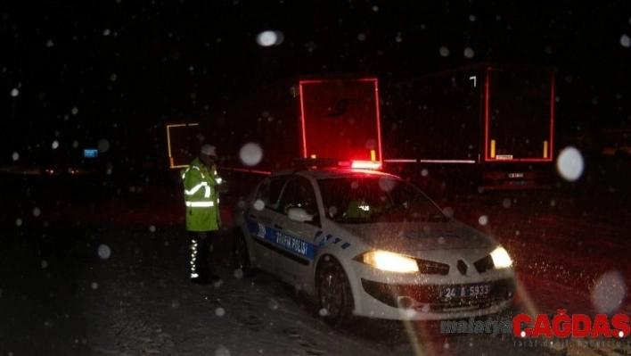 Erzincan'da ulaşıma kar engeli