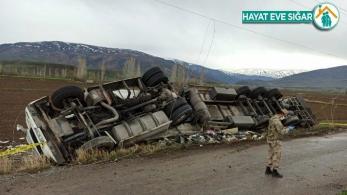 Gıda maddesi taşıyan tır şarampole uçtu: 1 ölü