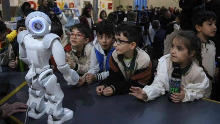 Erzurum Bilim Şenliğinde öğrencilerin dikkatini çeken robot