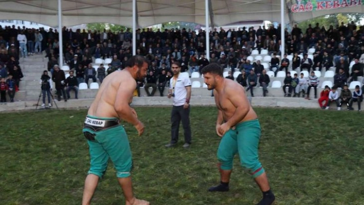 Erzurum'da 'Uzundere Karakucak Güreşleri' nefes kesti