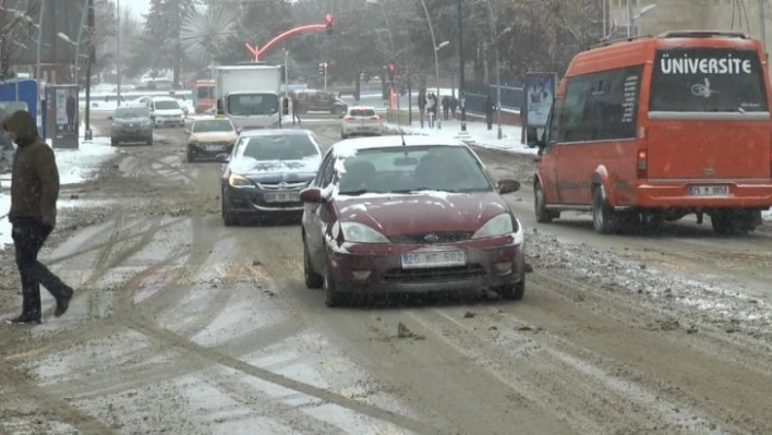 Erzurum'da kar hayatı felç etti