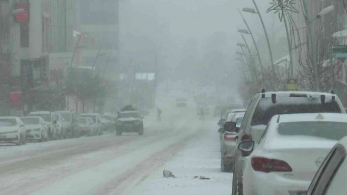 Erzurum'da kar ve tipi etkili oluyor