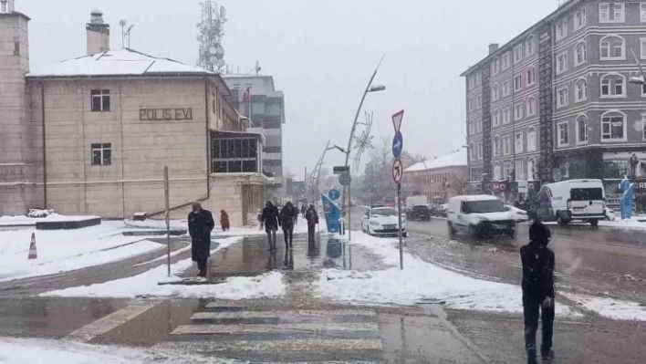 Erzurum'da kar yağışı etkili oldu, kent beyaza büründü