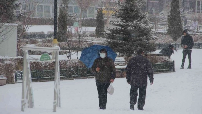 Erzurum'da kış geri döndü