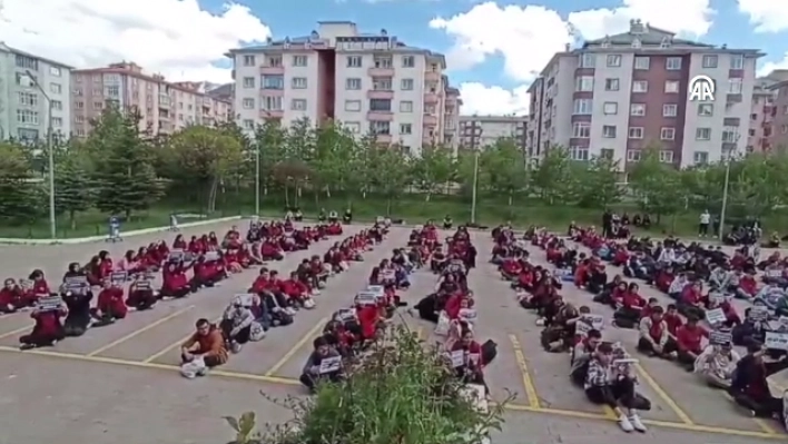 Erzurum'da lise öğrencileri Gazze için sessiz yürüyüş ve oturma eylemi yaptı