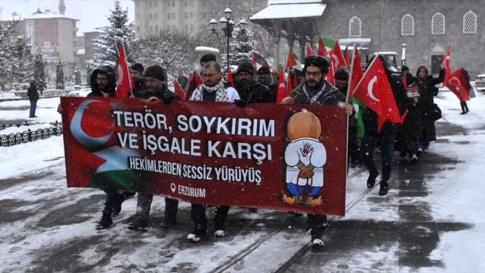 Erzurum'da sağlıkçılar kar yağışı altında Gazze için 'sessiz yürüyüş' gerçekleştirdi