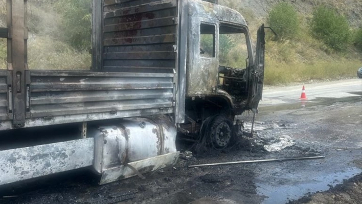 Erzurum'da yanan tır kullanılamaz hale geldi