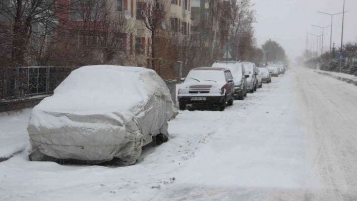 Erzurum'da yapılan çığ uyarısı sonrası yüksek kesimlerde tipi etkili oluyor