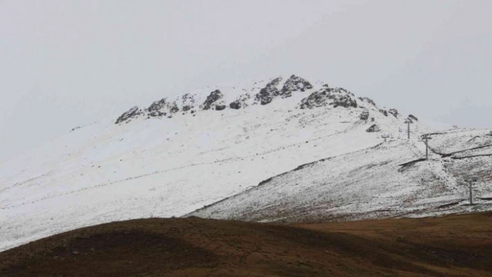 Erzurum'da yollar buz pistine döndü, onlarca tır mahsur kaldı